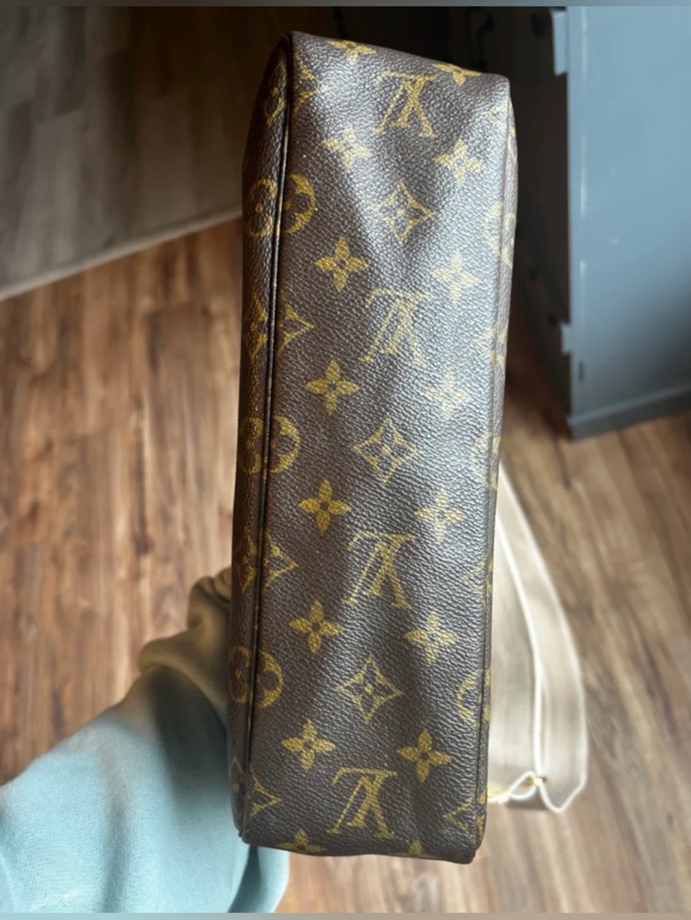 Louis Vuitton Monogram Trousse 28 Crossbody - Picture 5 of 10